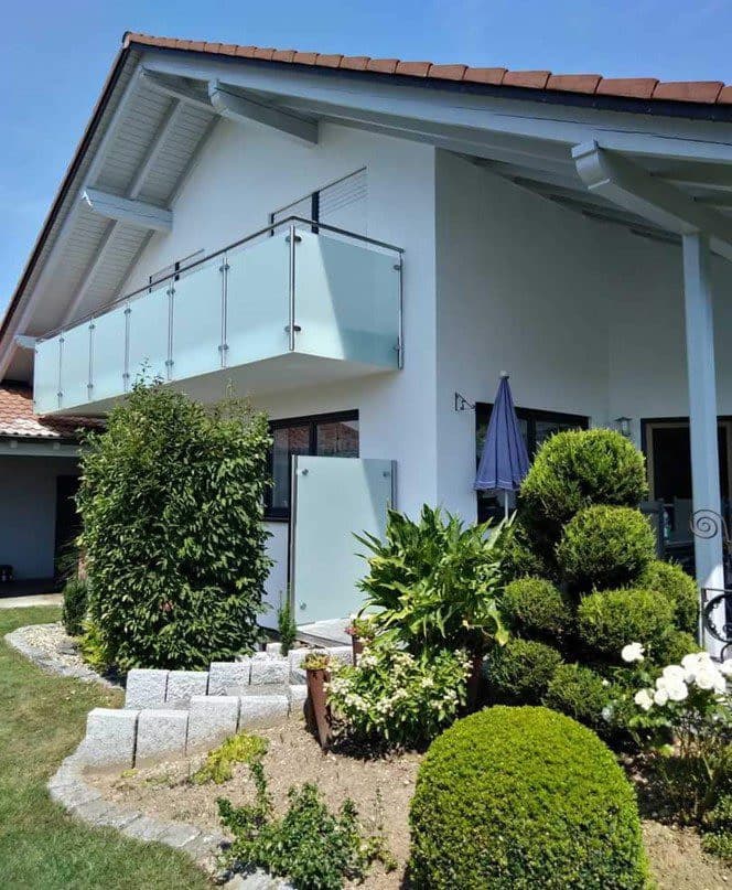 Premium-Einfamilienhaus mit Glasbalkon — Fassadensanierung Schwab Oberschwaben