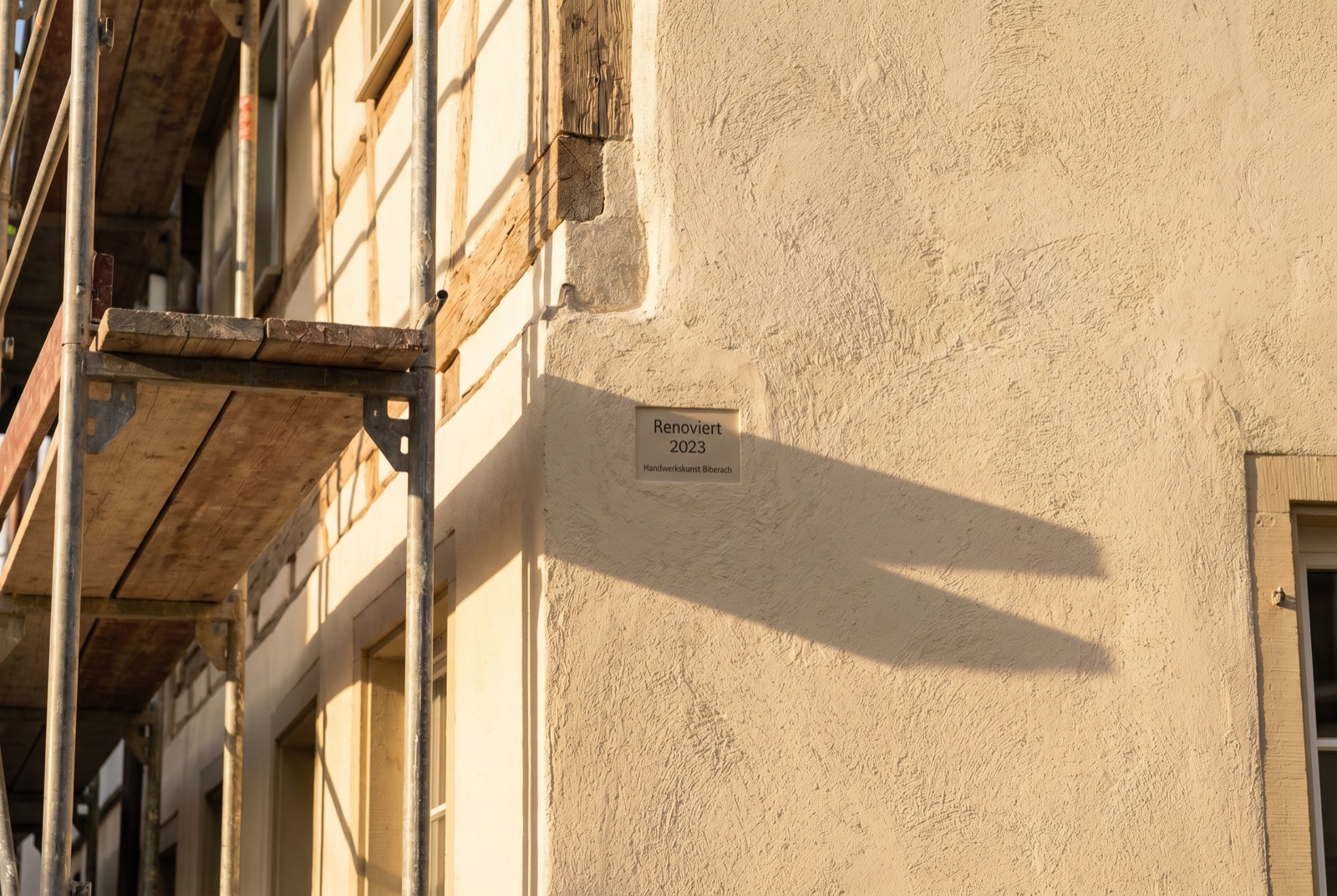 Sanierte Premium-Fassade in Biberach mit mineralischem Putz im warmen Abendlicht